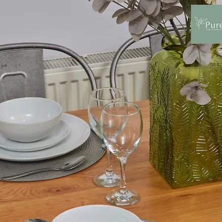 Big 4Bedroom Bradford House With 6 Beds With Parking By Purestay- 7 Night Min! בראדפורד