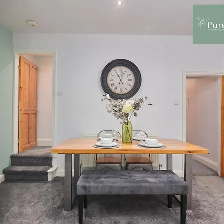 Big 4Bedroom Bradford House With 6 Beds With Parking By Purestay- 7 Night Min! בית נופש בראדפורד