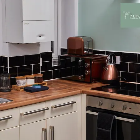Semesterbostad Stunning Four Bedroom Bradford House With Parking By Purestay Short Lets & Serviced *