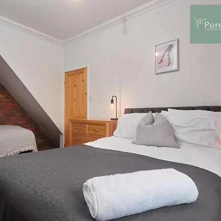 Stunning Four Bedroom Bradford House With Parking By Purestay Short Lets & Serviced Semesterbostad