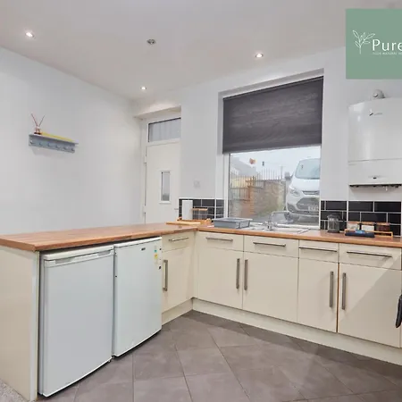 Stunning Four Bedroom Bradford House With Parking By Purestay Short Lets & Serviced * Bradford (West Yorkshire)