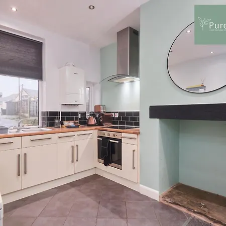Stunning Four Bedroom Bradford House With Parking By Purestay Short Lets & Serviced Bradford (West Yorkshire)