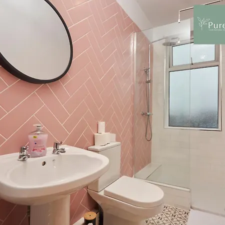 Stunning Four Bedroom Bradford House With Parking By Purestay Short Lets & Serviced Semesterbostad