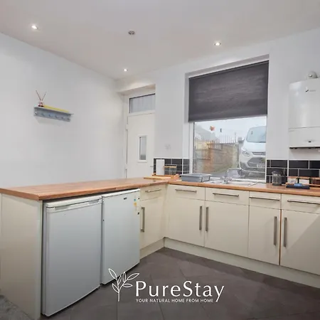 Stunning Four Bedroom Bradford House With Parking By Purestay Short Lets & Serviced * Bradford (West Yorkshire)