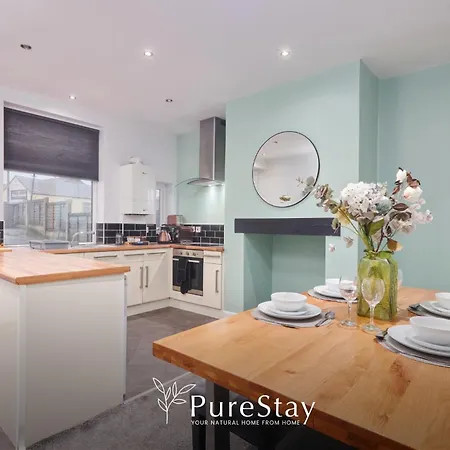 Stunning Four Bedroom Bradford House With Parking By Purestay Short Lets & Serviced